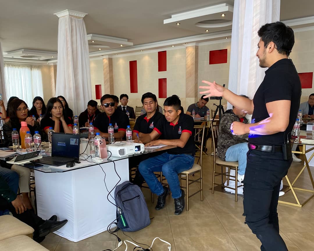 Hugo Herrera entrenando a un equipo comercial en su empresa