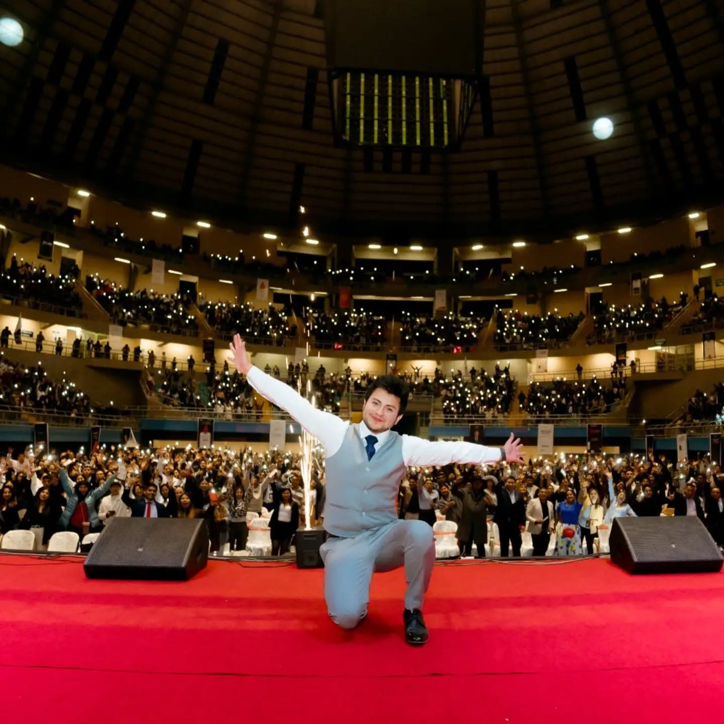 Hugo Herrera en el escenario frente a un coliseo lleno en Negocios Legendarios 2026